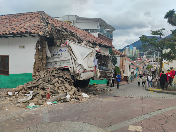 Accidente carro de la basura en La Candelaria entró en el restaurante Enchiladas, destruyó la pared. 