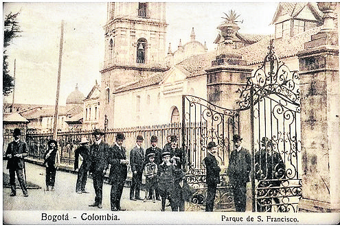 Civiles en el parque de San Francisco en Bogotá Colombia