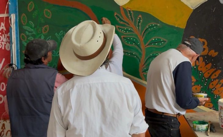 Adultos-mayores-pintando-en-la-casa-comunitaria-de-Santa-Barbara